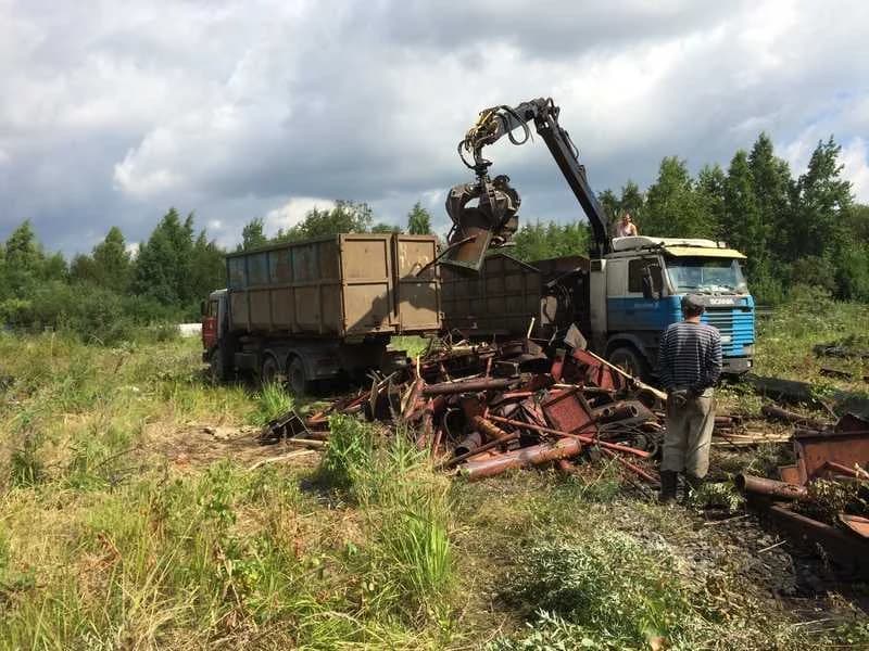 Ломовоз с грейфером на погрузке металлолома