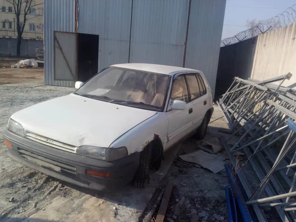 Автомобиль на площадке приёма металлолома