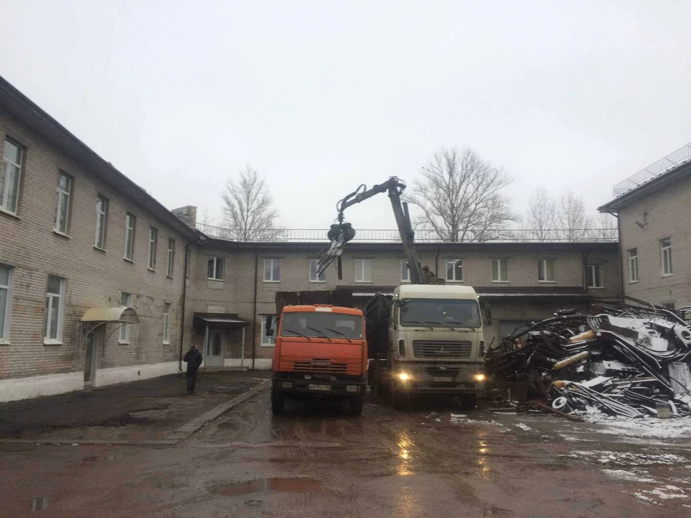 Грузовые автомобили на производственной площадке