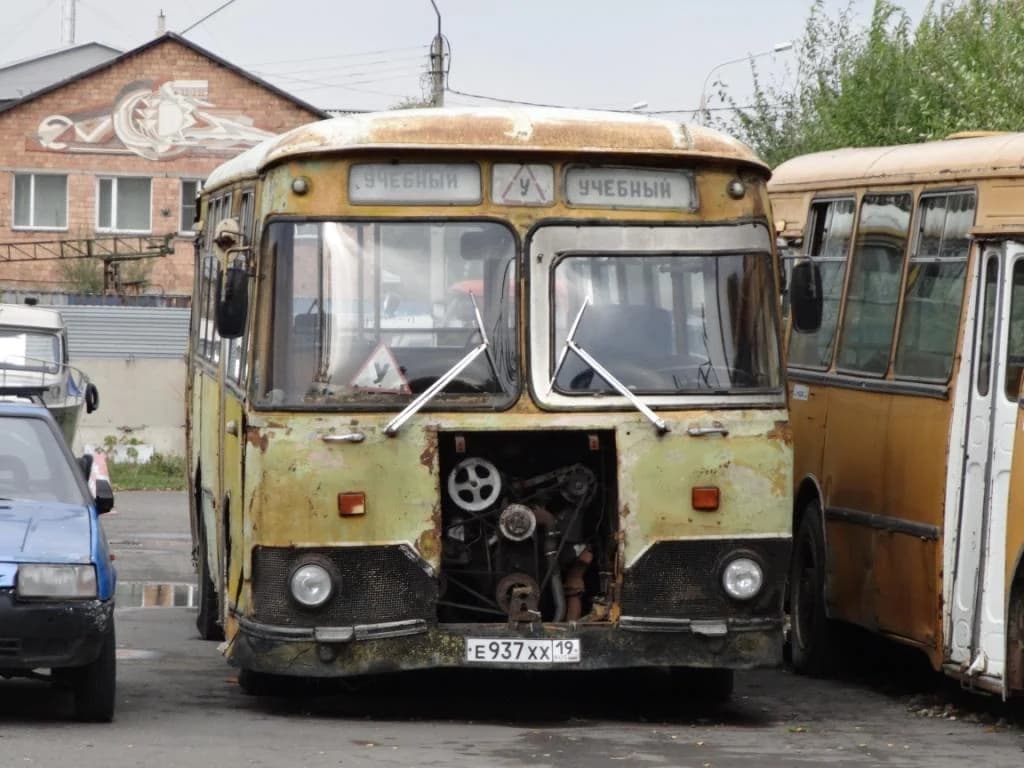 Списанные автобусы на площадке
