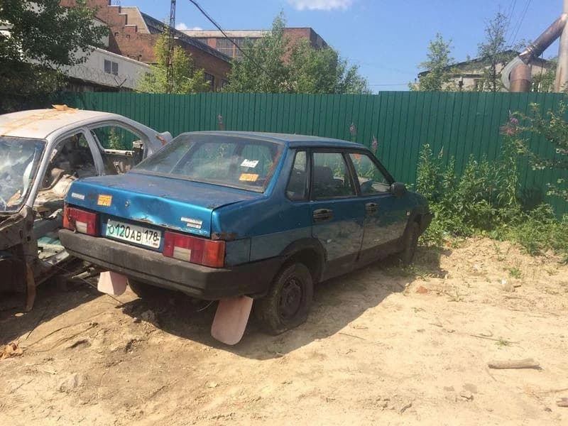 Автомобиль на площадке