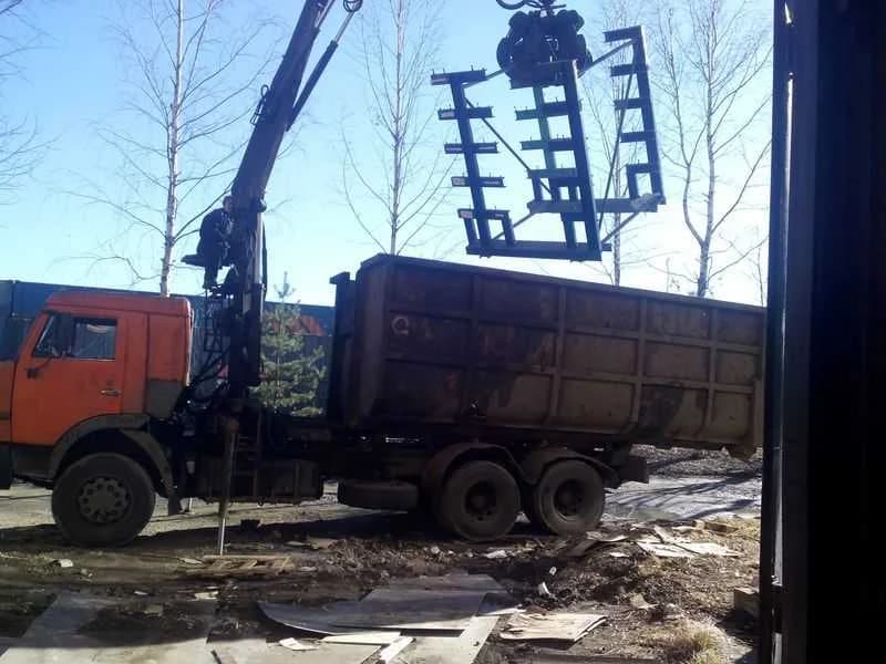 Погрузка металлической конструкции на автомобиль