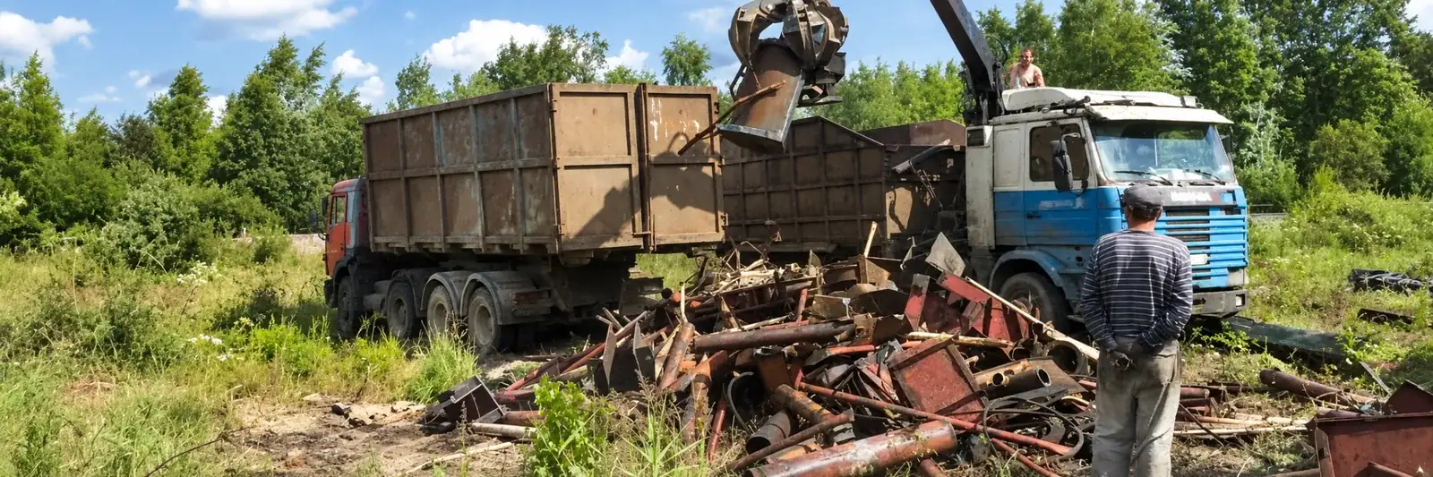 Погрузка металлолома в грузовой транспорт